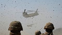 طائرة هليكوبتر تابعة للجيش الأمريكي من طراز شينوك تنقل مدفع هاوتزر M777