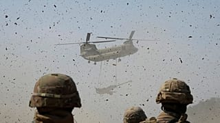 طائرة هليكوبتر تابعة للجيش الأمريكي من طراز شينوك تنقل مدفع هاوتزر M777