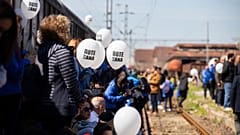 Κόσμος παρακολουθεί την εκδήλωση μνήμης για τα θύματα του Ολοκαυτώματος, από το μνημείο Ολοκαυτώματος στην πλατεία Ελευθερίας, με προορισμό τον παλαιό σιδηροδρομικό σταθμό