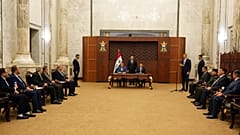 رئيس الوزراء العراقي يتوسط مستشار الأمن القومي العراقي قاسم الأعرجي وأمين عام المجلس الأعلى للأمن القومي الإيراني علي شمخاني