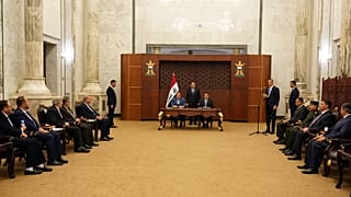 رئيس الوزراء العراقي يتوسط مستشار الأمن القومي العراقي قاسم الأعرجي وأمين عام المجلس الأعلى للأمن القومي الإيراني علي شمخاني