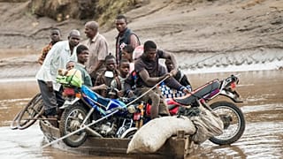 Männer transportieren nach dem Zyklon Freddy ihre geborgenen Habseligkeiten in Chiradzulu, Süd-Malawi, 17. März 2023