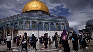 فلسطينيون يغسلون الأرض خارج مسجد قبة الصخرة 18/03/2023