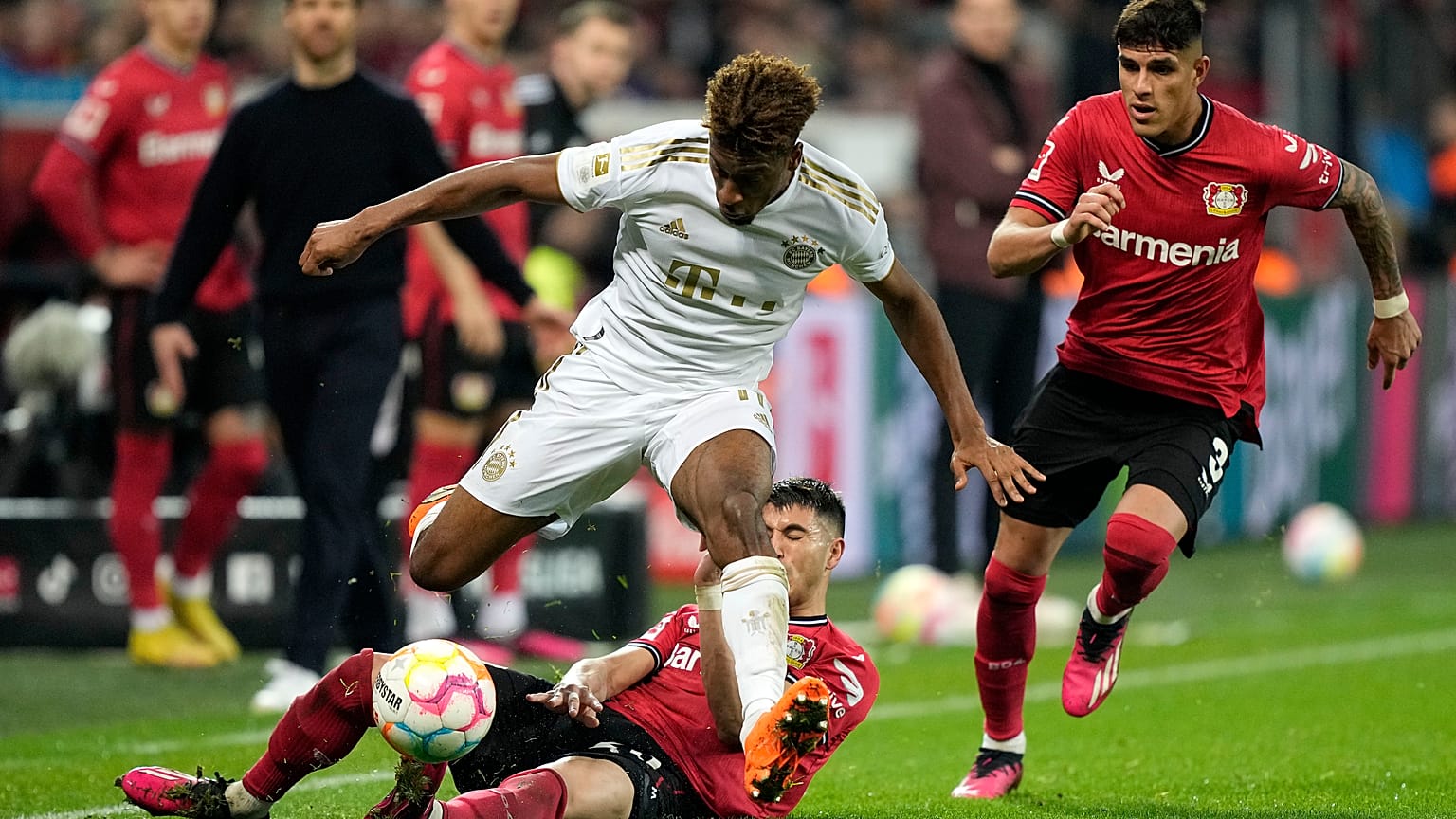 كينغسلي كومان لاعب بايرن، على اليسار، وإكسيكيل بالاسيوس لاعب ليفركوزن خلال مباراة الدوري الألماني لكرة القدم
