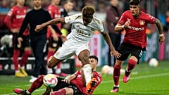 كينغسلي كومان لاعب بايرن، على اليسار، وإكسيكيل بالاسيوس لاعب ليفركوزن خلال مباراة الدوري الألماني لكرة القدم