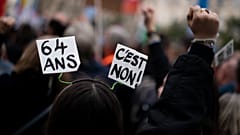 Протест против реформы в Марселе. Надпись "64 года — нет"