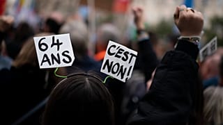 Протест против реформы в Марселе. Надпись "64 года — нет"