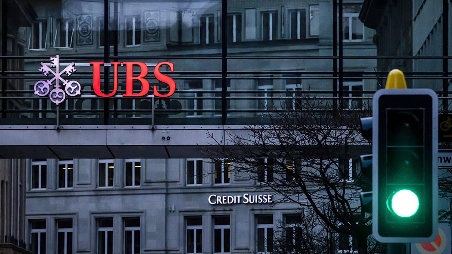 UBS zor durumdaki Credit Suisse'i piyasa değerinin çok altına bir fiyata satın aldı