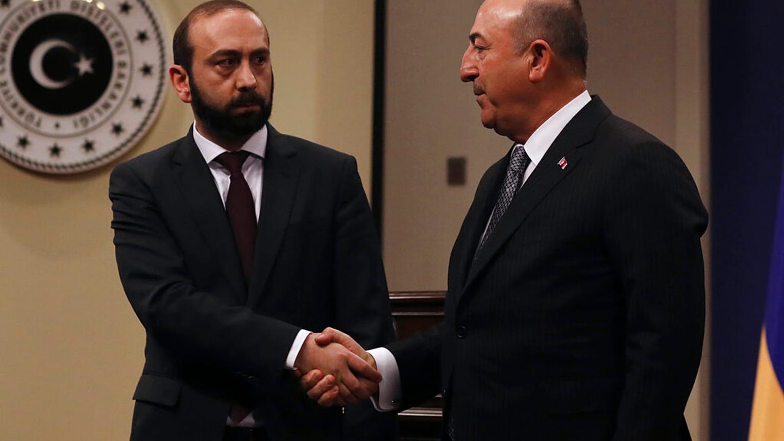 Los ministros de Asuntos Exteriores de Turquía y Armenia, Mevlut Cavusoglu y Ararat Mirzoyan, se dan la mano tras una rueda de prensa en Ankara, el 15 de febrero de 2023