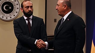 Los ministros de Asuntos Exteriores de Turquía y Armenia, Mevlut Cavusoglu y Ararat Mirzoyan, se dan la mano tras una rueda de prensa en Ankara, el 15 de febrero de 2023
