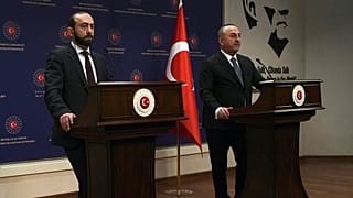 Der türkische Außenminister Mevlüt Çavuşoğlu mit seinem armenischen Amtskollegen Ararat Mirzojan (Aufnahme vom 15. Februar 2023)