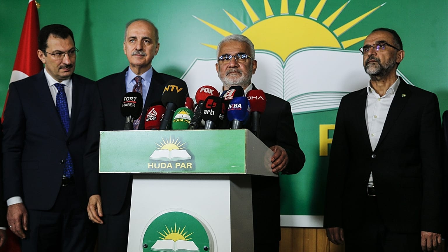 AK Parti Genel Başkanvekili Kurtulmuş ve Genel Başkan Yardımcısı Yavuz,  HÜDA PAR Genel Başkanı Zekeriya Yapıcıoğlu ile görüştü