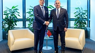 Ο Έλληνας υπουργός Εξωτερικών, Νίκος Δένδιας ανταλλάσσει χειραψία με τον Τούρκο ομόλογό του Μεβλούτ Τσαβούσογλου κατά τη διάρκεια της συνάντησής τους στις Βρυξέλλες
