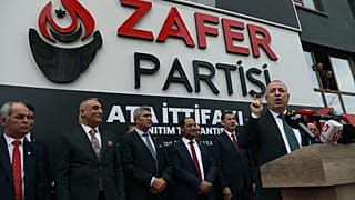 Ümit Özdağ liderliğindeki Zafer Partisi Türkiye'deki Suriyeli mültecileri ülkelerine geri göndermeyi vaat ediyor.