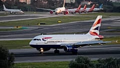 A British Airways passenger jet lands at Lisbon airport, Jan. 25, 2023. BA flights will be cancelled over Easter as Heathrow workers go on strike.   - 