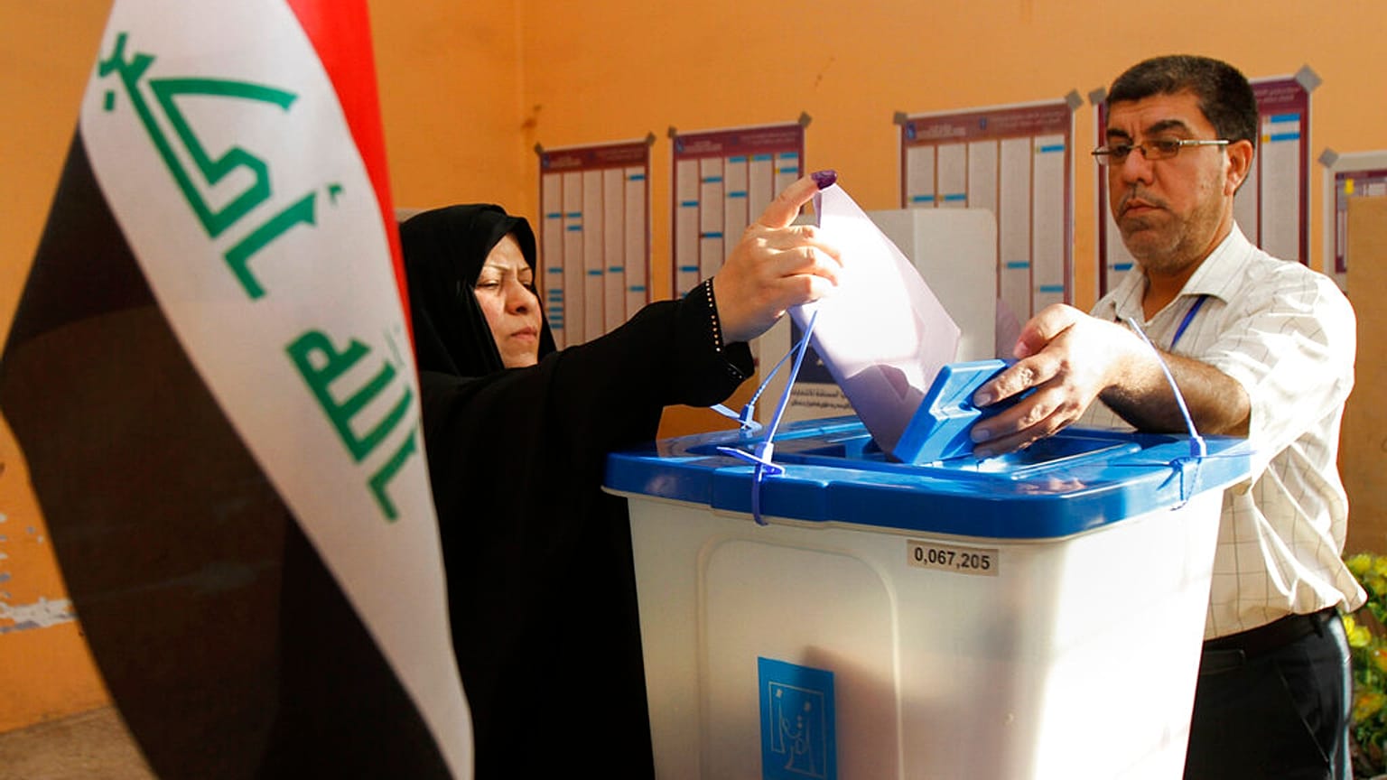 امرأة عراقية تدلي بصوتها في مركز اقتراع خلال انتخابات مجالس المحافظات في البصرة، العراق، 20 نيسان 2013.