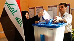 امرأة عراقية تدلي بصوتها في مركز اقتراع خلال انتخابات مجالس المحافظات في البصرة، العراق، 20 نيسان 2013.