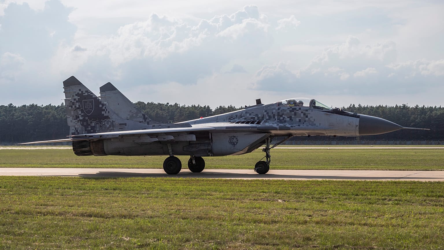Egy MIG-29-es vadászgép a Malacky-Kuchyna légibázison, Szlovákiában