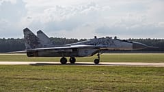 Egy MIG-29-es vadászgép a Malacky-Kuchyna légibázison, Szlovákiában