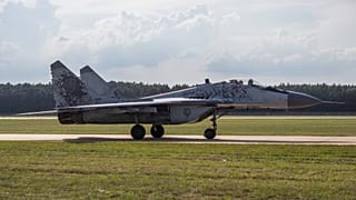 Egy MIG-29-es vadászgép a Malacky-Kuchyna légibázison, Szlovákiában