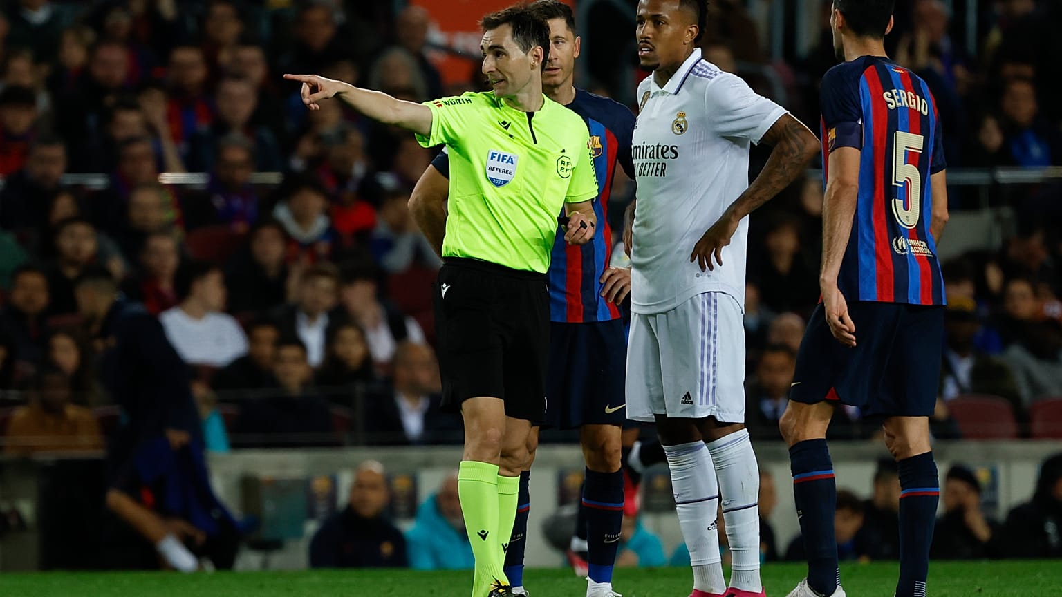 الحكم يلغي هدف ماركو أسنسيو خلال مباراة ريال مدريد وبرشلونة في كلاسيكو إسبانيا