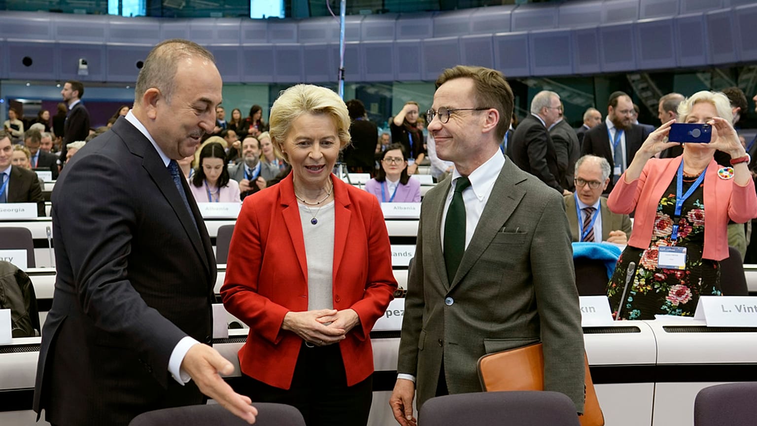 La présidente de la Commission européenne, Ursula von der Leyen, entourée du ministre des Affaires étrangères turc, Mevlut Cav et du Premier ministre suédois, Ulf Kristersson 
