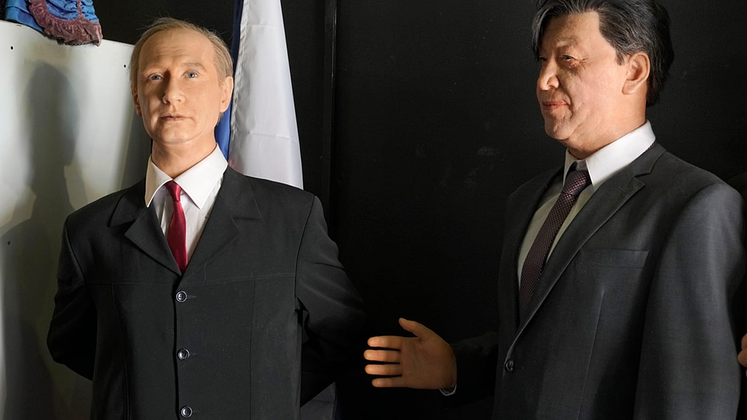 Wachsfiguren des russischen Präsidenten Wladimir Putin und des chinesischen Präsidenten Xi Jinping in einem Wachsfigurenkabinett in St. Petersburg, Russland, Freitag, 17. März