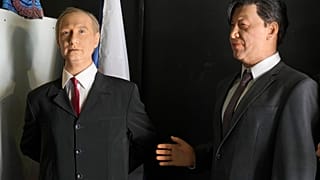 Wachsfiguren des russischen Präsidenten Wladimir Putin und des chinesischen Präsidenten Xi Jinping in einem Wachsfigurenkabinett in St. Petersburg, Russland, Freitag, 17. März