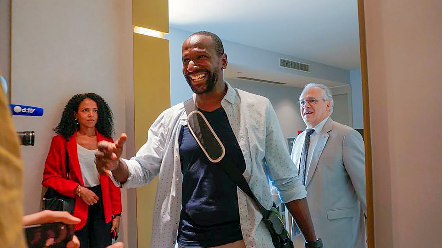 Le journaliste français Olivier Dubois arrive au salon VIP de l'aéroport de Niamey, au Niger, le lundi 20 mars 2023.
