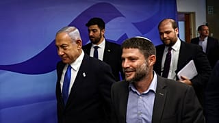 بزالل اسموتریچ، وزیر دارایی اسرائیل در کنار بنیامین نتانیاهو