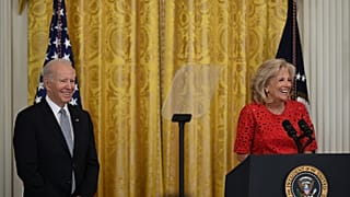الرئيس الأميركي جو بايدن وزوجته جيل في البيت الأبيض
