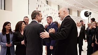 Ο πρωθυπουργός της Αλβανίας Edi Rama (Δ) ξεναγεί τον πρωθυπουργό Κυριάκο Μητσοτάκη (Α) στην έκθεση του με τίτλο «Improvisations»