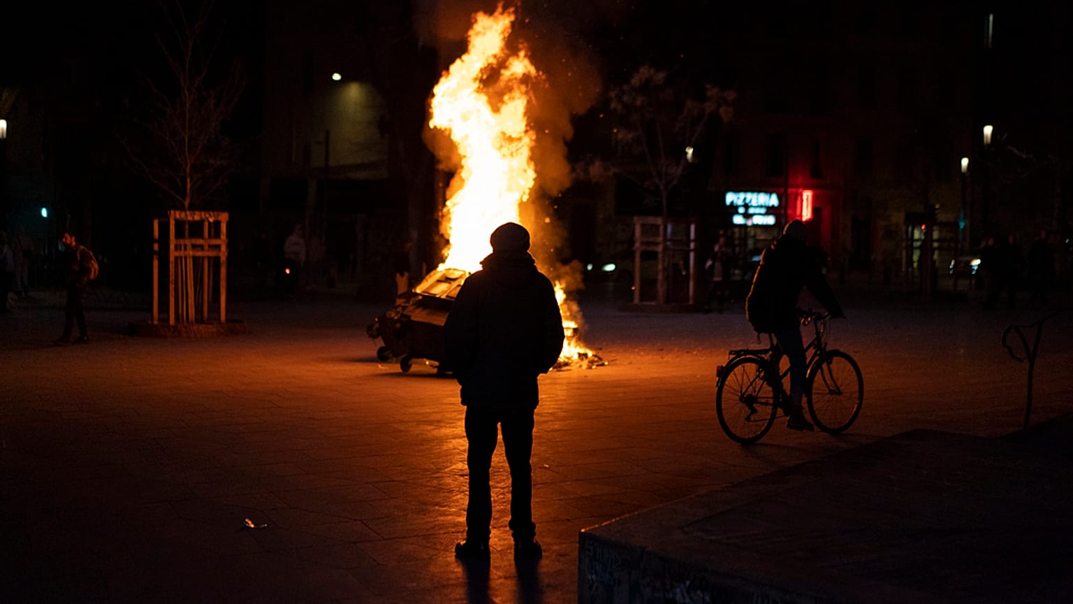 Un hombre observa un incendio provocado por manifestantes en Marsella, sur de Francia, el lunes 20 de marzo de 2023.