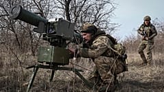 Украинские солдаты устанавливают противотанковый ракетный комплекс "Стугна" возле Бахмута, Донецкая область, 17 марта 2023 года.