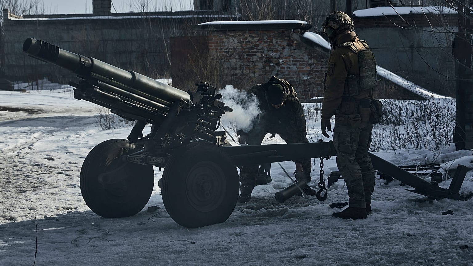 Ukrainische Soldaten bei der Bedienung eines Geschosses der Bauart Oto Melara Mod 56 (Aufnahme vom 19. Februar 23)