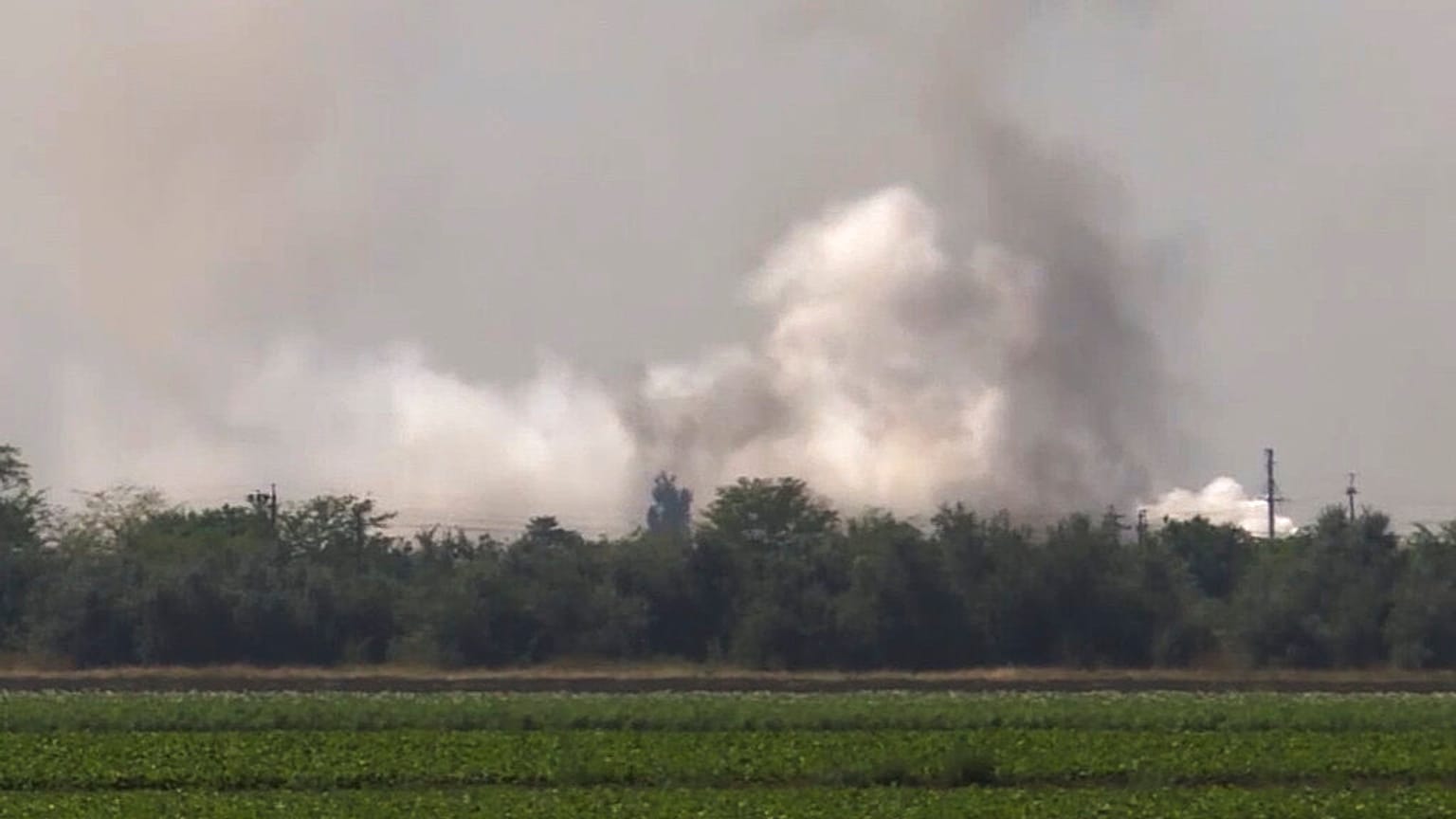 Il fumo esce dal deposito di munizioni nel quale è scoppiato l'incendio, Crimea