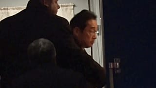 A japán miniszterelnök, már Kijevben - a japán nemzeti televízió képei