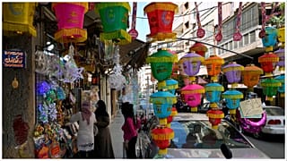 أشخاص يتسوقون الزينة بمناسبة قدوم شهر رمضان المبارك في بيروت يوم السبت 2 أبريل 2022.