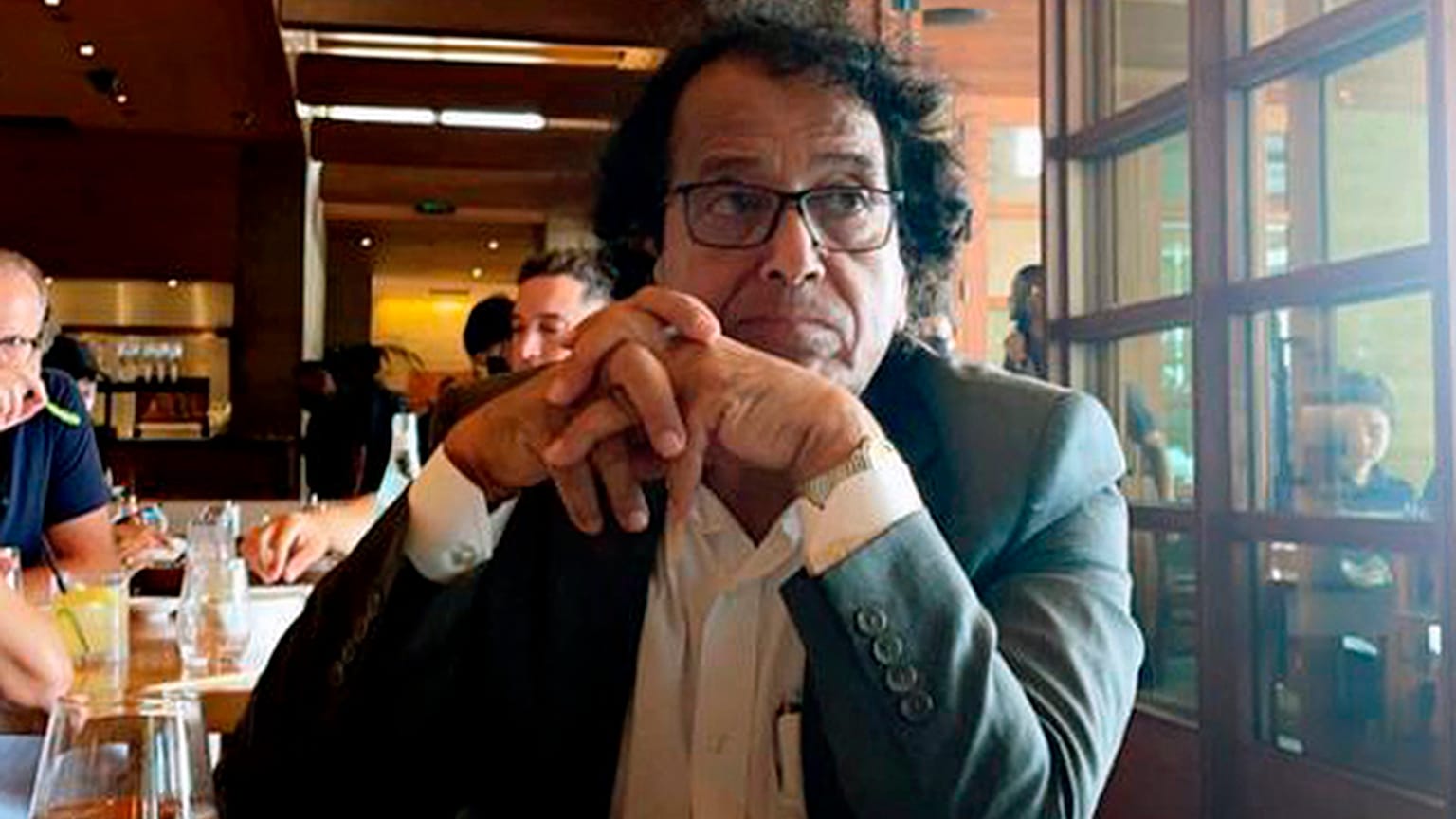 سعد إبراهيم الماضي في مطعم في الولايات المتحدة