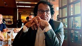 سعد إبراهيم الماضي في مطعم في الولايات المتحدة