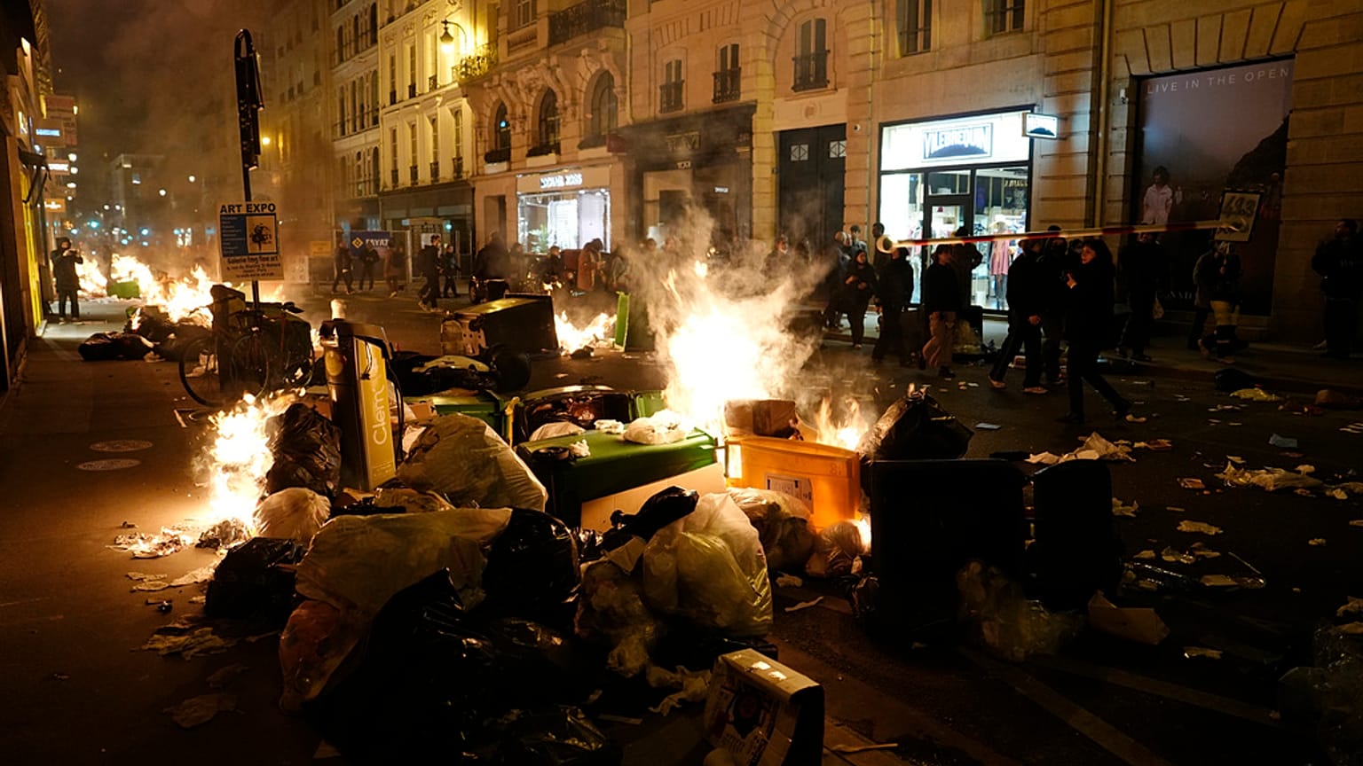 Des poubelles incendiées par des manifestants près de la place de la Concorde à Paris, 16 mars 2023. 