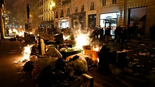 Des poubelles incendiées par des manifestants près de la place de la Concorde à Paris, 16 mars 2023.