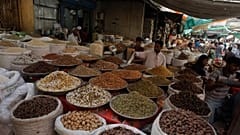 بازار كاراتشي يعرض سلع رمضان في باكستان