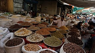 بازار كاراتشي يعرض سلع رمضان في باكستان