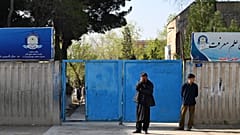 Afganistan'da bir okul girişi
