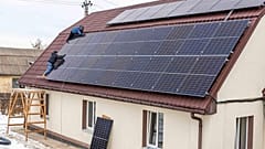 Solarzellen werden auf einem Hausdach angebracht