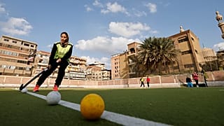 فتيات يمارسن رياضة الهوكي في مصر