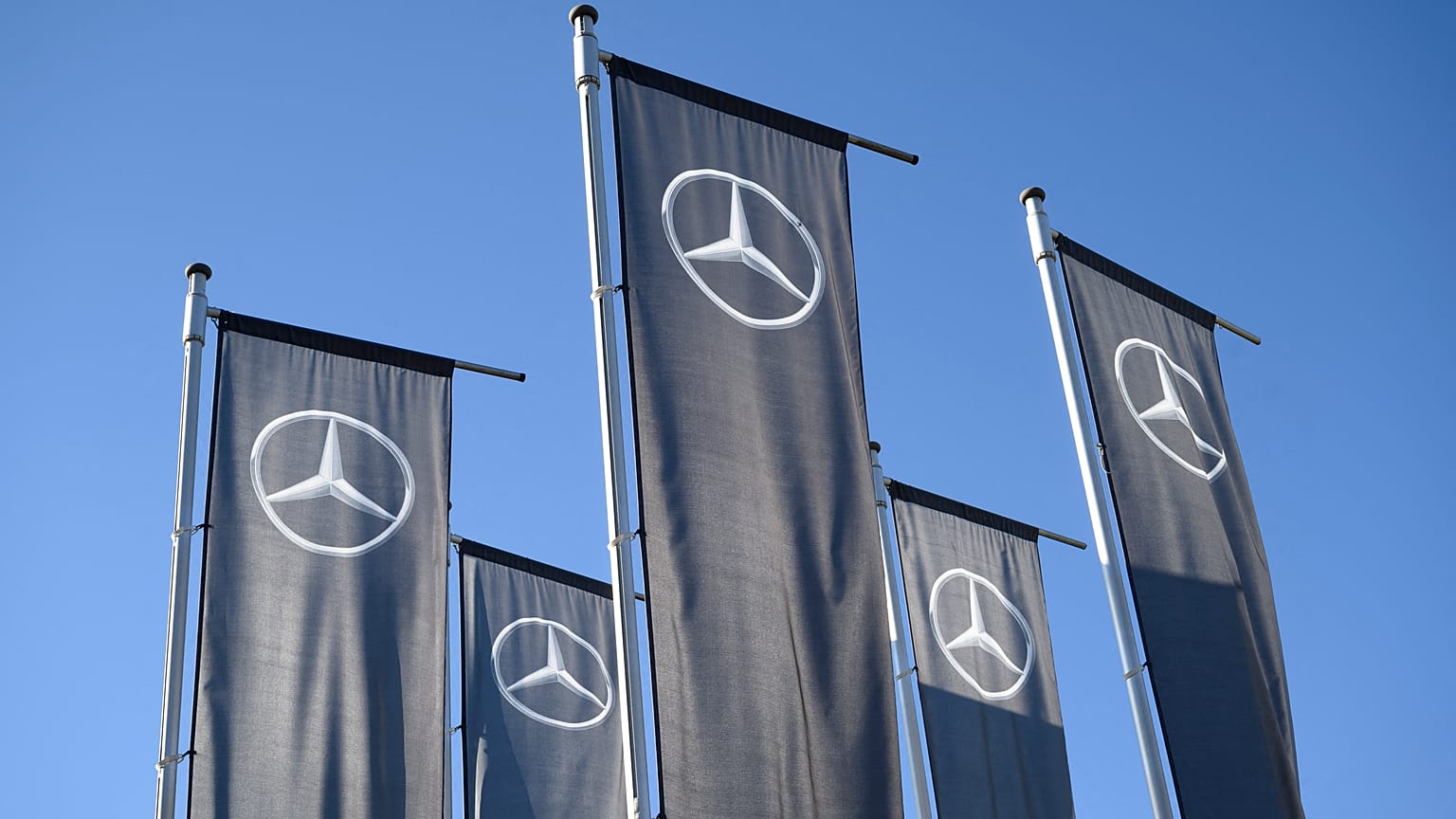 Banderines con el logo de Mercedes.