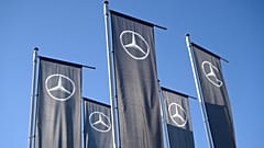 Flaggen mit dem Mercedes-Logo vor einem Kundenzentrum in Sindelfingen