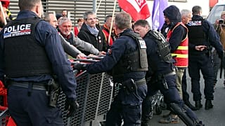 Полиция оттесняет профсоюзных активистов, чтобы разблокировать кольцевую развязку в Бидаре, юго-запад Франции, вторник, 21 марта 2023 года.